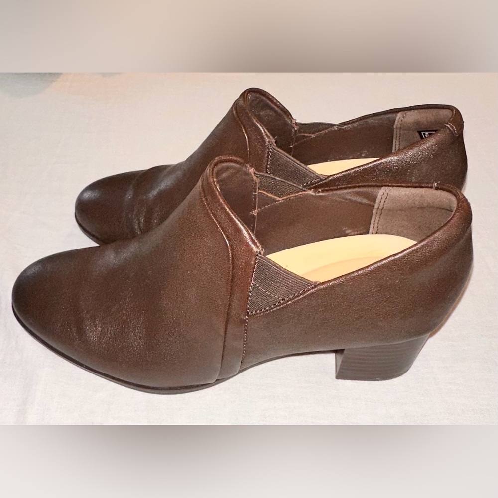 NWOT - Clarks - Loken Way Dark Brown Leather Booties - Picture 4 of 8